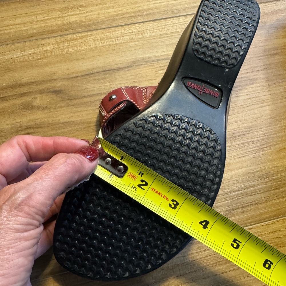 Minnetonka Women's Ref and Tan Sandals - Picture 5 of 13